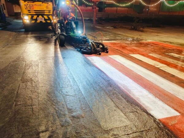 กทม. แจงใช้เครื่องฉีดน้ำแรงดันสูงล้างเครื่องหมายจราจรและทางข้าม 50 เขต -มีระบบดูดน้ำ ช่วยป้องกันอุบัติเหตุ