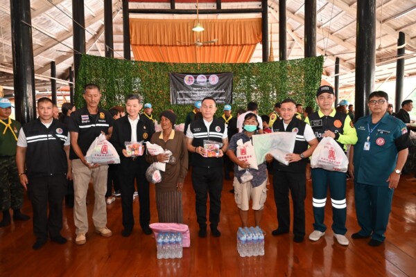 มูลนิธิป่อเต็กตึ๊ง ร่วมกับ กองอำนวยการรักษาความมั่นคงภายในราชอาณาจักร (กอ.รมน.) และมูลนิธิไทยอาสาป้องกันชาติ จัดทีมบรรเทาสาธารณภัย พร้อมรถ-เรือท้องแบน นำข้าวสาร พร้อม ชุดยังชีพฉุกเฉิน และชุดยาสามัญประจำบ้าน รวม 400 ชุด มอบให้กับผู้ประสบอุทกภัยในพื้นที่อำเภอป่าโมก และอำเภอวิเศษชัยชาญ จังหวัดอ่างทอง เพื่อถวายเป็นพระราชกุศลแด่สมเด็จพระนางเจ้าสิริกิติ์ พระบรมราชินีนาถ พระบรมราชชนนีพันปีหลวง .