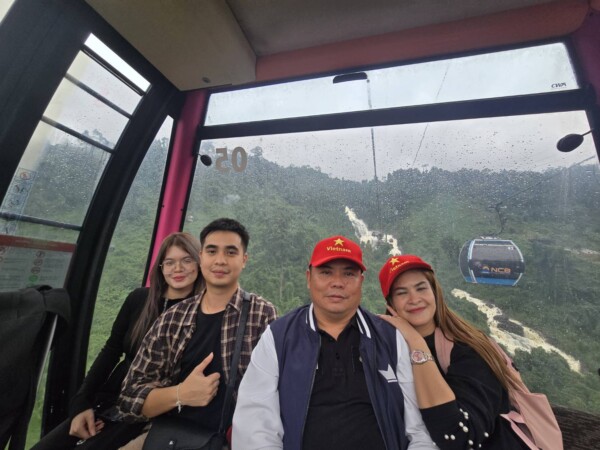 บิ๊กหมอก ศรพงศ์ศักดิ์ สุวรรณปรุง และ จ.ส.อ.ธนกร สุวรรณปรุง นักศึกษาปริญญาเอก สาขารัฐประศาสนศาสตร์ มหาวิทยาลัยรามคำแหง พร้อมคณะบมจ.ไทยประกันชีวิต สาขาบางนา ได้เดินทางไปศึกษาดูงาน ณ สาธารณรัฐสังคมนิยมเวียดนาม โดยมีจุดหมายสำคัญที่เมืองดานังและเมืองฮอยอัน ซึ่งเป็นเมืองท่องเที่ยวทางภาคกลางของประเทศเวียดนาม