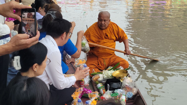 วัดบางพลีใหญ่กลาง และ อบต.บางพลีใหญ่ ร่วมสืบสานวัฒนธรรมประเพณีลอยกระทง พิธีทำบุญตักบาตรทางน้ำ ประจำปี 2568