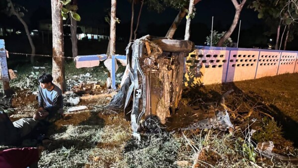 รถยนต์ลงข้างทางผู้บาดเจ็บติดภายในรถ มีผู้บาดเจ็บ 3 ราย ที่นครพนม