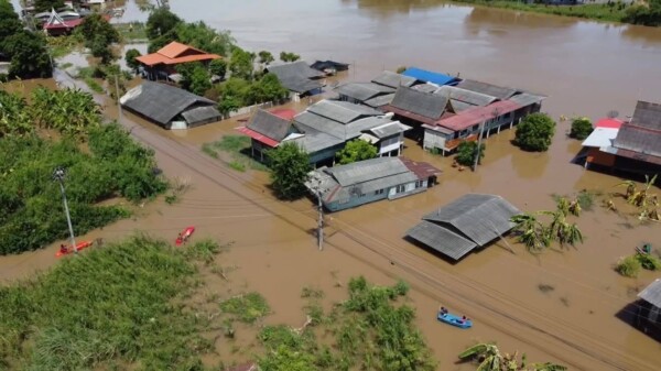 อยุธยาอ่วมอีก เขื่อนเจ้าพระยากลับมาเพิ่มการระบายน้ำ ชาวบ้านบางบาลโอดเพิ่งล้างบ้านต้องมาขนของหนีน้ำซ้ำ – ผักไห่มีผู้เสียชีวิต 2 ราย