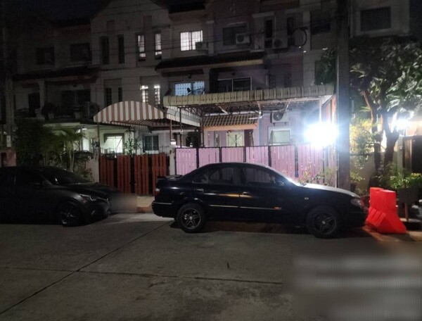 เพื่อนบ้านไม่จบ! สาววัย 36 อุ้มลูก 3 ขวบ แจ้งความกลางดึก ถูกยกแท่นแบริเออร์ขวางบ้าน ซ้ำฝ่าฝืนคำสั่งศาล