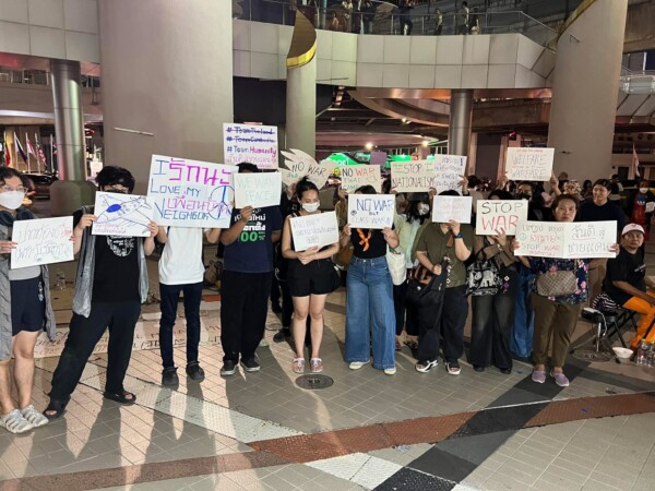 “ดนตรีเพื่อสันติภาพ” กระหึ่มหอศิลป์ฯ จุดไฟ เรียกร้องรัฐบาล 2 ประเทศ หยุดสงครามชายแดนไทย-กัมพูชา คืนความปกติสุขให้ชาวบ้านชายแดน