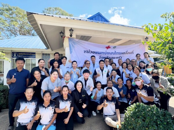 หมอโบ พลเอกอรรฐพร โบสุวรรณ หนุ่ม โอ๊ด สุรศักดิ์ โชติทินวัฒน์ พร้อมทีมแพทย์แผนไทยจิตอาสาเดินทางรักษาผู้ป่วย ศูนย์อพยพ จังหวัดสระแก้ว