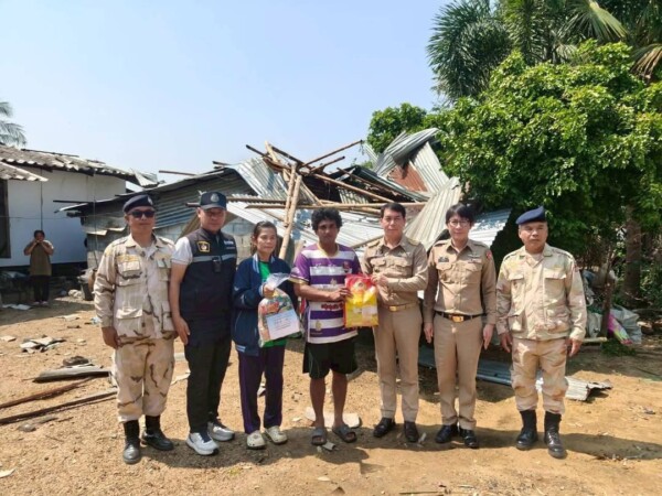 นายอำเภอกำแพงแสน ได้มอบถุงยังชีพให้กับผู้ประสบวาตภัย เพื่อบรรเทาความเดือดร้อนเบื้องต้น ในพื้นที่อำเภอกำแพงแสน