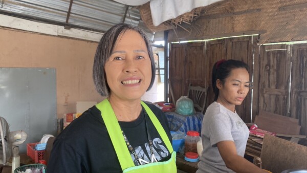 แม่เลี้ยงเดี่ยวสู้ชีวิตขายก๋วยเตี๋ยวเลี้ยงครอบครัวเก็บเงินครบปีทะลุแสน