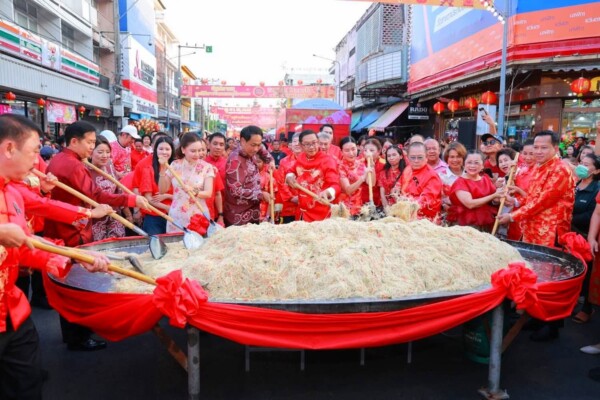 “ พ่อเมืองเพชรฯ โชว์ผัดหมี่ซั่วกระทะยักษ์” เปิดงานตรุษจีนปี 69 ตื่นตา “มังกรลอดซุ้มไฟ-ต่อตัวพ่นพลุ ชวนไหว้เจ้าเสริมเฮง 16-20 ก.พ 69