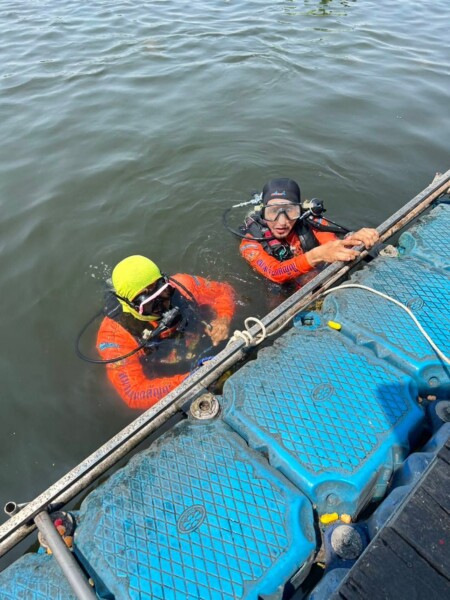 หนุ่มทำบุญให้อาหารปลาสุดเซ็ง เผลอโยน iPhone แทนขนมปัง ลงแม่น้ำท่าจีน กู้ภัยรุดช่วยงมคืนสำเร็จ