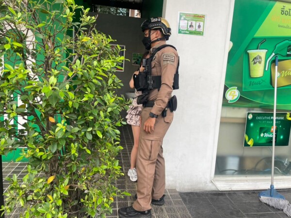 นาทีระทึก! สาวไหวพริบดีแกล้งขอเข้าห้องน้ำปั๊มน้ำมันศรีนครินทร์ โทรแจ้งตำรวจหัวหมากช่วยด่วน หลังรู้สึกไม่ปลอดภัย