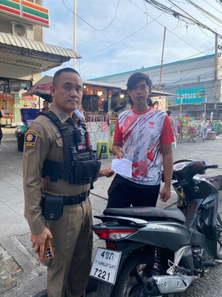 เสียบกุญแจคารถไว้ = เสี่ยงหายไม่รู้ตัว! ตำรวจท่าข้ามรุดเตือนภัยกลางตลาด ป้องกันเหตุโจรกรรม