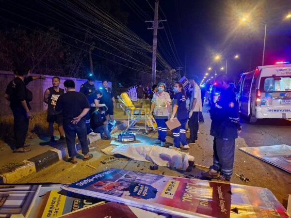 เก๋งพุ่งชนรถกระบะติดป้ายโฆษณาข้างทางดับ1เจ็บ1 ที่ฉะเชิงเทรา