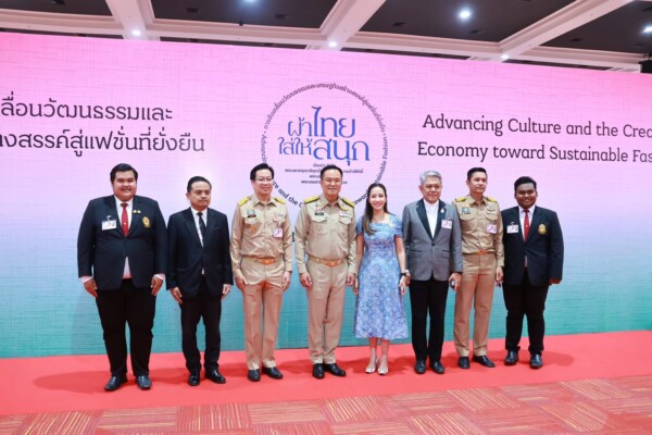 ม.ราชภัฏสุราษฎร์ธานี ร่วมแสดงสิ่งทออัตลักษณ์ถิ่นใต้ ในงานภูมิปัญญาผ้าไทยและงานหัตถกรรมชุมชน