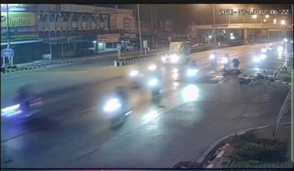 นครปฐม-แก๊งเด็กแว้น ซิ่งชนลุงป้าจอด รถจยย.ติดไฟแดงเจ็บ