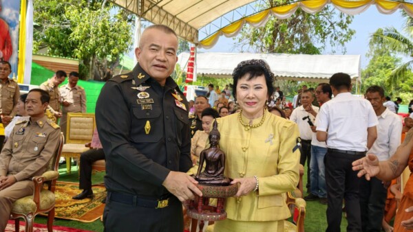 “ศรีสะเกษ” แม่ทัพภาคที่ 2 ควง ผู้ว่าฯศรีสะเกษ ร่วมพิธียกเสาเอก “เจดีย์เปิดดวง” วัดศรีสมบูรณ์รัตนาราม ชาวบ้านตาลุกวาวแห่ส่องเลขธูปมงคลแน่น