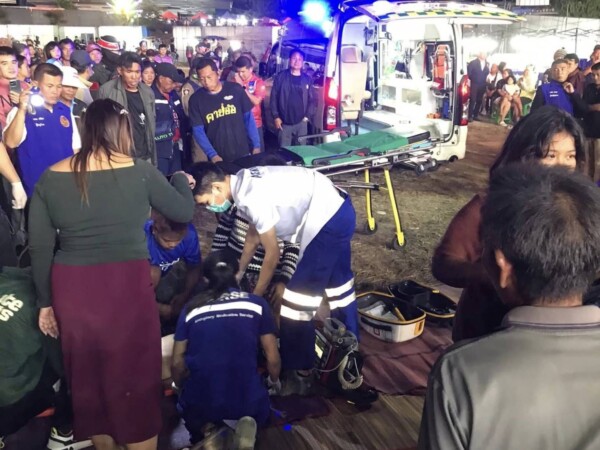 “ศรีสะเกษ” นาทีชีวิต! หนุ่มวัย 39 ปี กินหมากชมตลกหมอลำดัง ขำจนน้ำตาเล็ด ก่อนนอนแน่นิ่งตาค้าง ญาติคิดว่าหลับ สุดท้ายปลุกไม่ตื่น เสียชีวิตหน้าเวทีหมอลำ