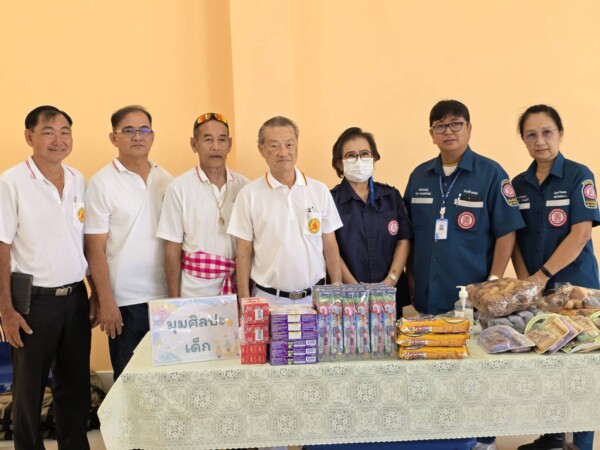 มูลนิธิปอเต็กตึ้งหัวหน้าแผนกหน่วยแพทย์สงเคราะห์ชุมชน พร้อมหัวหน้าแผนกสาธารณภัย นำเจ้าหน้าที่หน่วยแพทย์ เจ้าหน้าที่กู้ชีพ แผนกบรรเทาสาธารณภัย อาสาสมัครหน่วยแพทย์ฯ ร่วมกับ มูลนิธิกุศลศรัทธาสุราษฎร์ธานี จังหวัดสุราษฎร์ธานีออกหน่วยบริการประชาชนโดยไม่มีค่าใช้จ่าย