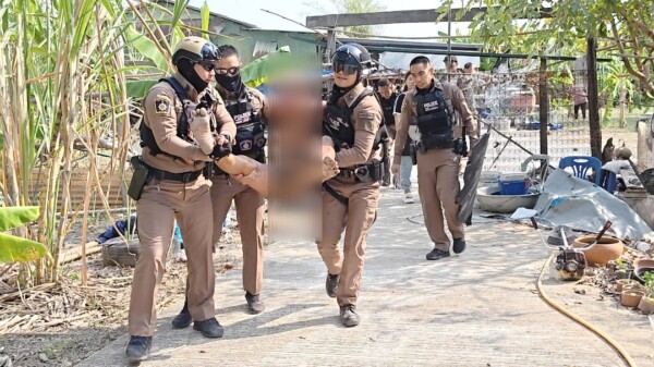 สุพรรณบุรีระทึกตำรวจใช้เหล็กง่ามบุกสยบชายคลั่งยาด่าตำรวจด่านักข่าวแล้วบ้านพัง