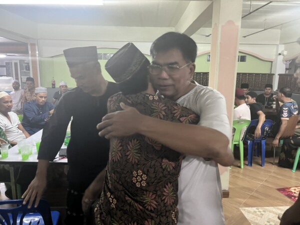 มวลชนหลั่งไหลให้กำลังกมลศักดิ์ หลังทราบข่าวถูกลอบยิง เบื้องต้นพบคนใช้เอ็ม.16 เป็นทูตสังหาร 2 กระบอก