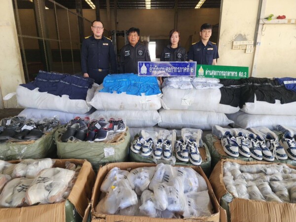 ศุลกากรภาคที่ 2 จับกุมตรวจยึด รองเท้า กางเกง กระเป๋า ถุงมือ และต่างหู ละเมิดเครื่องหมายการค้า มูลค่า รวมกว่า 13 ล้านบาท