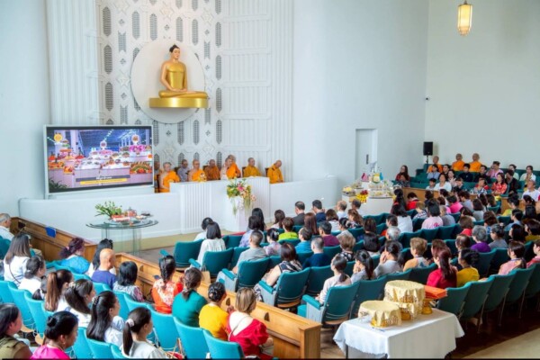 วัดพระธรรมกายเมลเบิร์นจัดพิธีบูชาข้าวพระ ชาวนานาชาติร่วมปฏิบัติธรรมคับคั่ง