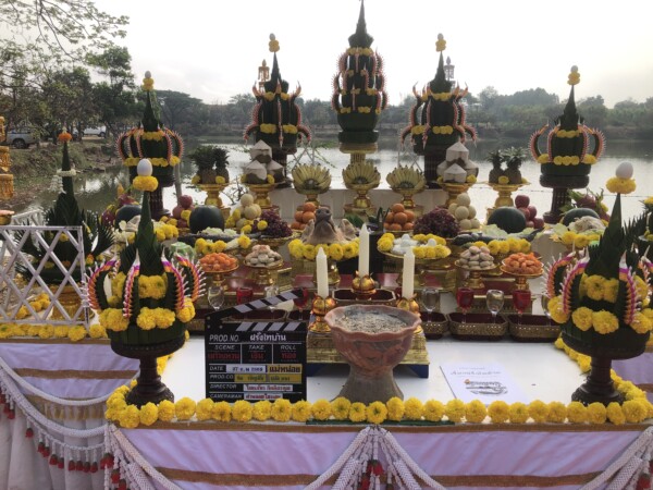 ร้อยเอ็ด!!!!!! แสงอาทิตย์ ฟิมส์อะคาเดมี่ย์ นายไชยภัทร กิตติสรคุณ ผู้กำกับ น.ส.ชุตินันท์ วิเวกวิน ผู้อำนวยการสร้าง ทำพิธีบวงสรวงสิ่งศักดิ์สิทธิ์ ในการถ่ายทำภาพยนต์เรื่อง “ ฝรั่งไทบ้าน “