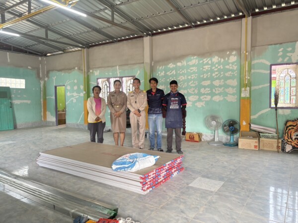 “สานฝันปันรักให้น้อง” วัดป่าคำสว่าง มอบงบสนับสนุนอุปกรณ์ฝ้าเพดาน รร.บ้านหนองสะโน ต่อเนื่องเป็นครั้งที่ 2