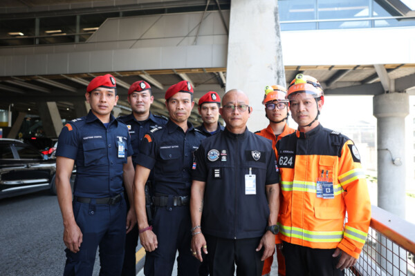 ชื่นชม รปภ. หมวกแดงเข้าชาร์จนักท่องเที่ยวชาวรัสเซียแสดงพฤติกรรมเสี่ยงยืนนอกทางยกระดับอาคารผู้โดยสาร