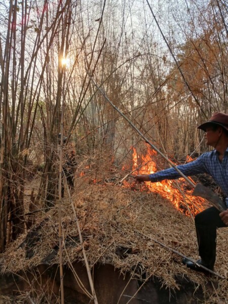 ระดมพลสู้ไฟป่า! นายอำเภอเทพสถิตนำทีมฝ่ายปกครอง-ชาวบ้าน ลุยสกัดเพลิงบ้านวังตาท้าว คาดฝีมือมนุษย์เผา