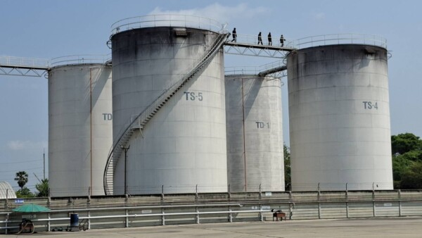 บุกทลายคลังน้ำมันอ่างทอง ซุกสต็อกกว่า 3 แสนลิตร พบขายเกินราคาฟันกำไรอ่วม มูลค่ากว่า 12 ล้านบาท