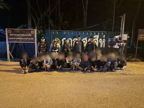 ทหาร ฉก.ลาดหญ้า กกล.สุรสีห์ ซุ่มจับต่างด้าวเดินอ้อมจุดตรวจ รวบแรงงานผิดกฎหมาย 45 ชีวิต