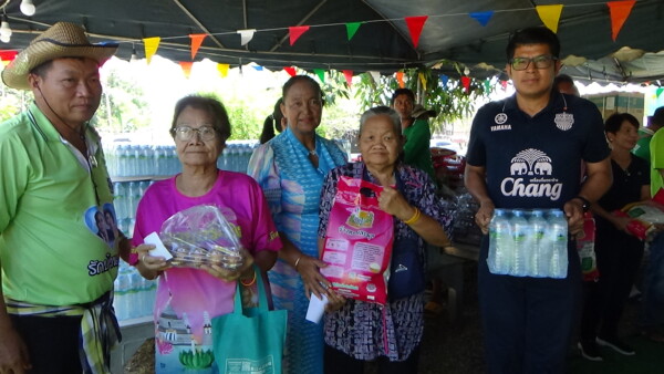 อ่างทอง เศรษฐีใจบุญแจกข้าวสารอาหารแห้งพร้อมเครื่องใช้ไฟฟ้า ให้ประชาชนด้อยโอกาส 3 ตำบล 400 คน