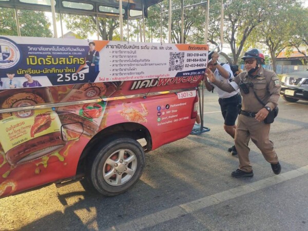 พลังน้ำใจบนถนนเทียนทะเล! ตำรวจจับมือ นร. ช่วยเข็นรถสองแถวเสีย พ้นการจีดขวางการจราจร