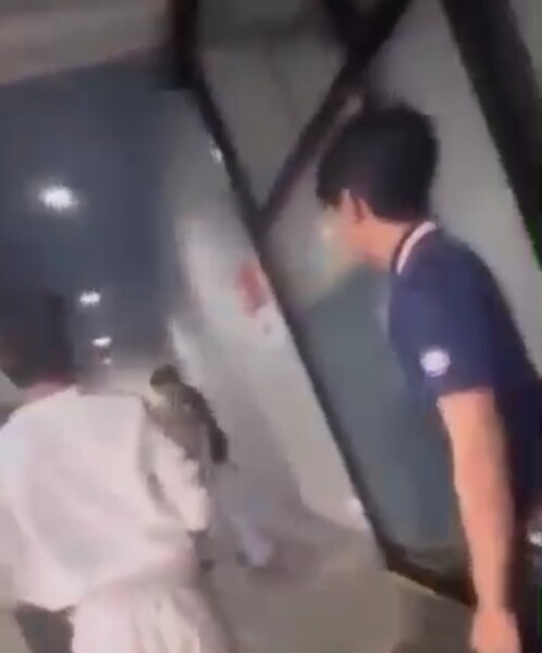 ฉาวสนั่น! วัยรุ่นกร่างฝั่งธนฯ ยกพวกล้อมตบหนุ่มโชว์พาว หลังจีบแฟนสาวเขาไม่สำเร็จ ร้านดังย่านประชาชื่นแทบลุกเป็นไฟ