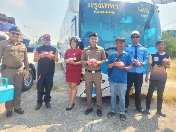 CIB-ตำรวจทางหลวง เปิดท้ายรถสายตรวจ พกน้ำแข็งใสคลายร้อนสงกรานต์ แจกจ่ายประชาชนขณะเข้าช่วยเหลือรถเสีย อุบัติเหตุ ขณะรอแก้ไขเหตุ เพื่อคลายร้อน สร้างรอยยิ้มประทับใจประชาชนบนท้องถนน