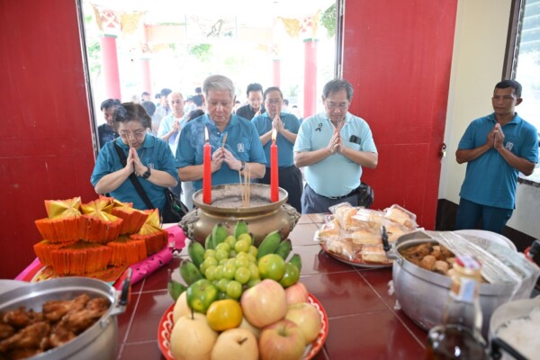 มูลนิธิป่อเต็กตึ๊ง เป็นตัวแทนบุตรหลาน ประกอบพิธีเซ่นไหว้ดวงวิญญาณไร้ญาติ เนื่องในเทศกาลเช็งเม้ง ประจำปี พ.ศ. 2569 ณ สุสานมูลนิธิป่อเต็กตึ๊ง จ.สมุทรสาคร และ สุสานมูลนิธิป่อเต็กตึ๊ง วัดดอนกุศล (สุสานเก่าของมูลนิธิฯ) เขตสาทร กรุงเทพฯ