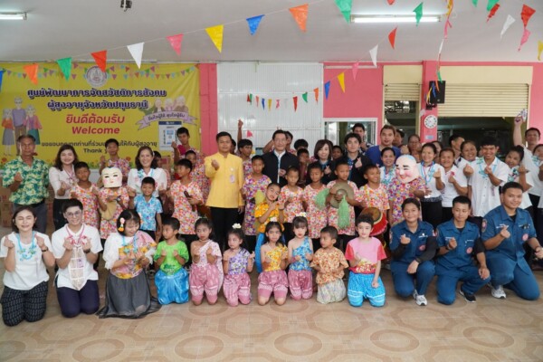 มูลนิธิป่อเต็กตึ๊ง ส่งมอบความสุข และความห่วงใย แจกจ่าย “ชุดของขวัญคลายร้อน” พร้อมรณรงค์และให้ความรู้ด้านการช่วยเหลือฉุกเฉินแก่ประชาชนที่เดินทาง-ท่องเที่ยวในช่วงเทศกาลสงกรานต์ รวมทั้งลงพื้นที่ให้กำลังใจ และมอบสิ่งของเครื่องใช้จำเป็นแก่ผู้สูงวัยในสถานสงเคราะห์ เนื่องในวันผู้สูงอายุแห่งชาติ ประจำปี 2569