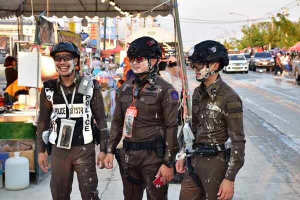 คลายความสงสัย ทำไมพื้นที่ นายกแสน ทต.ลำลูกกา ประเพณีสงกรานต์มีแต่คนชื่นชม