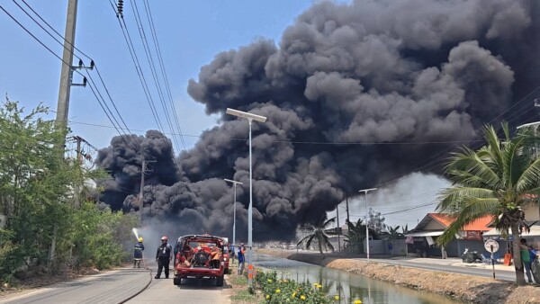 ปทุมธานี – ไฟไหม้ป่าหญ้า ลามติดกองยางและรถยนต์เสียหาย 2 คัน