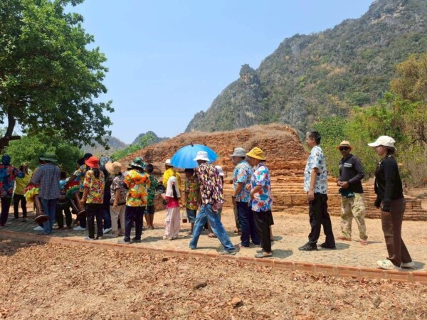 คึกคัก“แห่กลองยาว ขึ้นเขา เล่าขานตำนาน โคกเศรษฐี-เขานางพันธุรัต”