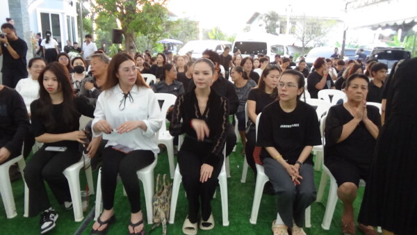 บรรยายกาศงานศพพ่อจ๊ะ เต็มไปด้วยความโศกเศร้ามีดารา นักร้อง และFCส่งพวงหรีด และมาร่วมงานคับคั่ง