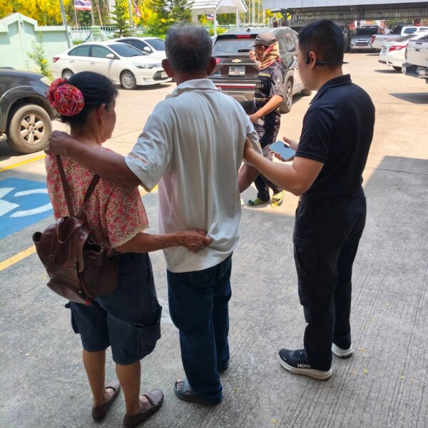 ชื่นชมน้ำใจตำรวจ ศพฐ.4 รุดช่วยสองตายายหลงทาง-ป่วยกะทันหัน อาสาขับรถส่งถึงบ้านที่นาเชือก