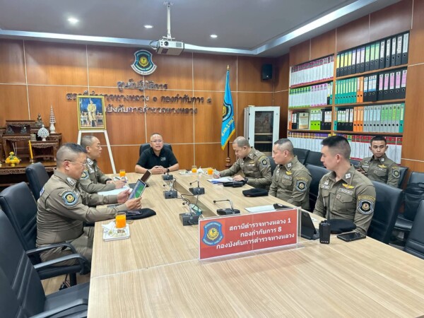 ตำรวจทางหลวงจัดเต็ม! “รอง ผบช.ก. – ผบก.ทล.” ลงพื้นที่คุมจราจรสงกรานต์ พร้อมแจกเครื่องดื่มเติมความสดชื่นตลอดเส้นทาง ช่วงเทศกาลสงกรานต์ปี 2569