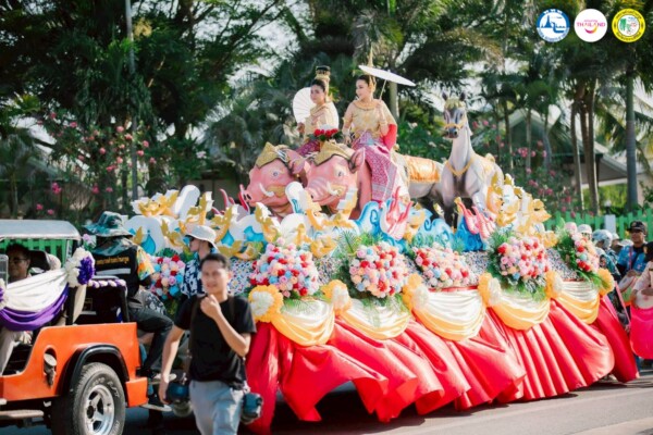 เทศกาลสงกรานต์บ้านกรูด ยิ่งใหญ่ ขบวนแห่นางสงกรานต์ตระการตา สืบสานอัตลักษณ์ท้องถิ่น