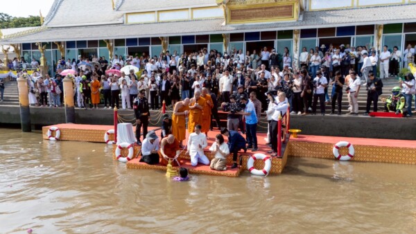 ชาวแปดริ้วล้นหลาม ร่วมพิธีย้อนรำลึก 256 ปี อัญเชิญหลวงพ่อโสธรขึ้นจากแม่น้ำบางปะกง