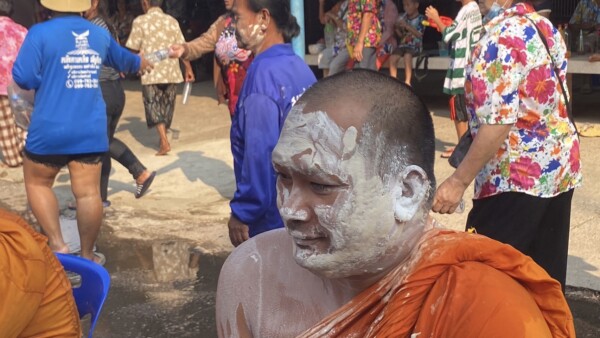 พระก็ไม่รอด สรงน้ำพระ เจอประแป้ง จนหน้าขาวโพลนกลายเป็น พระชุบแป้งทอด