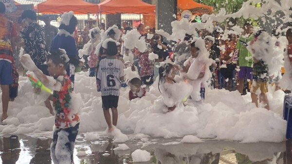 คึกคัก สงกรานต์วัดหัวสำโรง เปียกด้วย อิ่มด้วย เปิดซุ้มอาหารคาวหวานของดีทั้ง 12 หมู่บ้าน