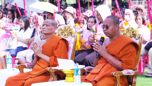 สุพรรณบุรี แห่ส่องเลขเด็ดพิธีบวงสรวงครบรอบ4ปีท้าวเวสสุวรรณหน้าทองคำ