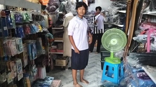 ปราจีนบุรี พรุ่งนี้เปิดเทอม!นร.หญิงยากจนไม่มีชุดใหม่สาวใจบุญซื้อให้