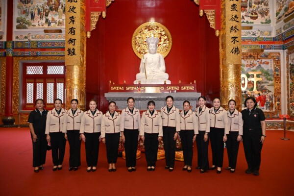 คุณสมฤทัย บุญสม ประธานชมรมแม่บ้านตำรวจนครบาล พร้อมคณะฯ พ.ต.อ.กัมพล รัตนประทีป รอง ผบก.น.1ได้เข้าสักการะ หลวงปู่ไต้ฮงกงและสิ่งศักดิ์สิทธิ์ เพื่อความเป็นสิริมงคลภายในอาคารศาลเจ้าไต้ฮงกงหยกขาว ถนนเจริญราษฎร์ เขตสาทร ยานนาวา กรุงเทพฯ